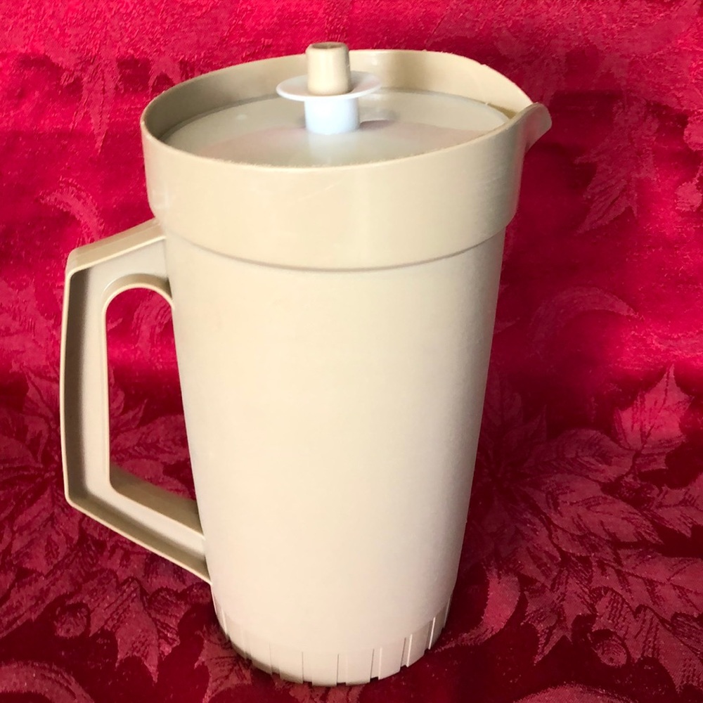 Tupperware 2 quart Pitcher push button top